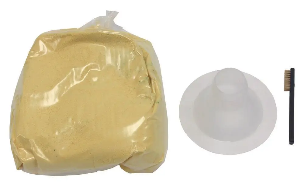 Gelbe Packung mit Granulat, einer transparenten Trichterschaufel und einer kleinen Bürste, geeignet für die Nutzung in Wasserenthärtungsanlagen von Vaillant.